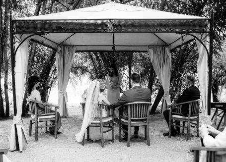 Freie Trauung im Spreewald Vier Personen sitzen in einem Zelt unter Bäumen, im Gespräch mit Blick auf eine Wasserlandschaft.